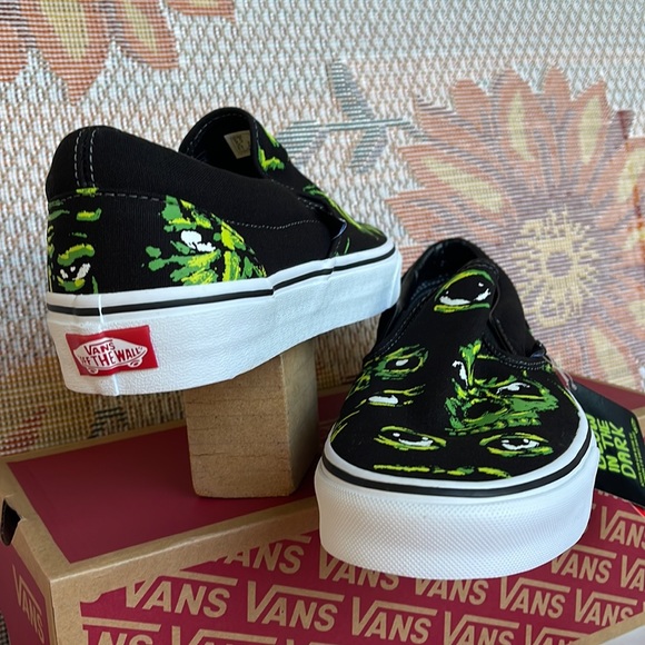 Vans Classic Slip-0n
Eyes In The Dark Black/Multi 
VINOA705DBML
WMNS sneakers - Picture 9 of 16